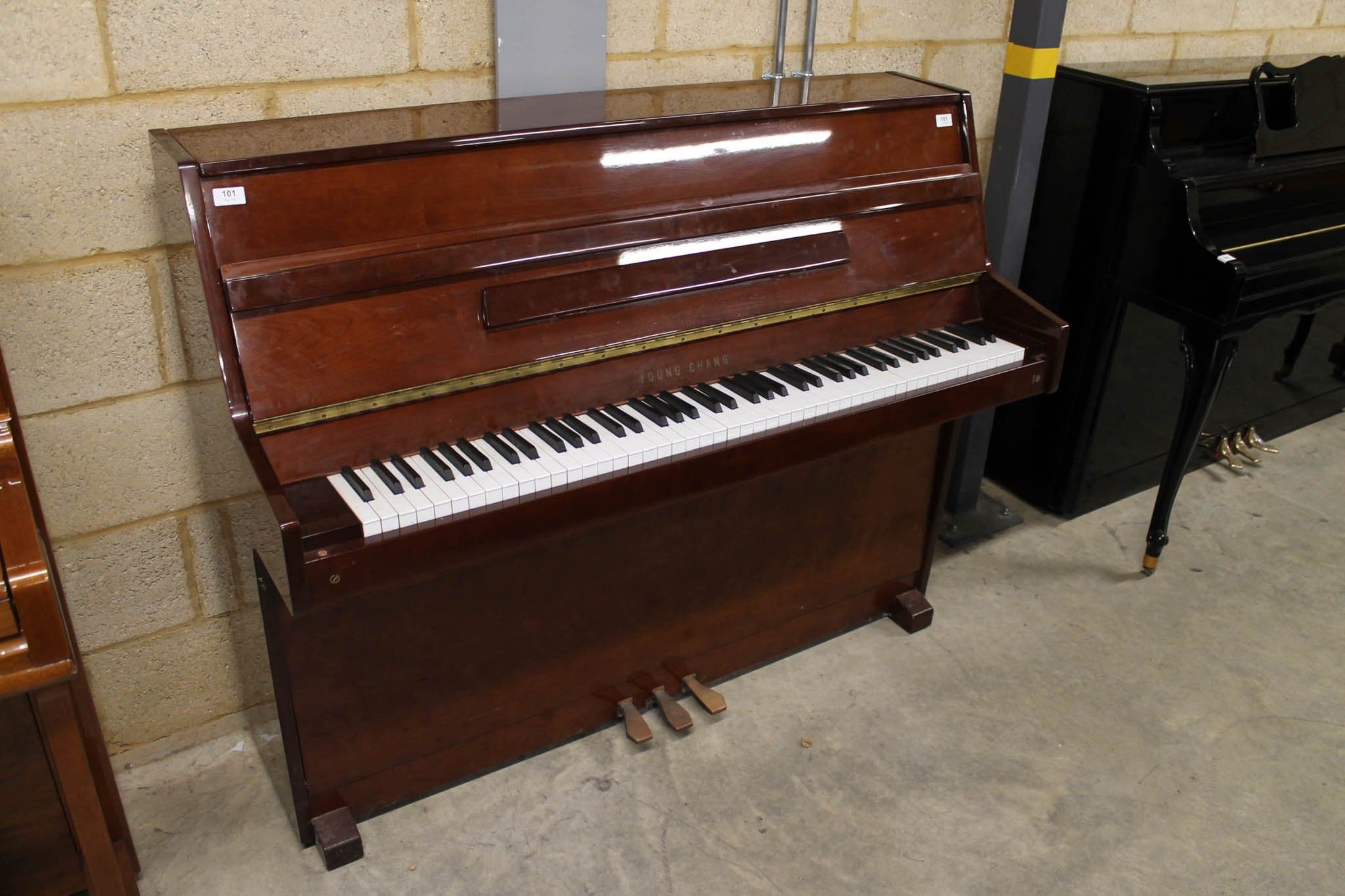 Jonge staande piano