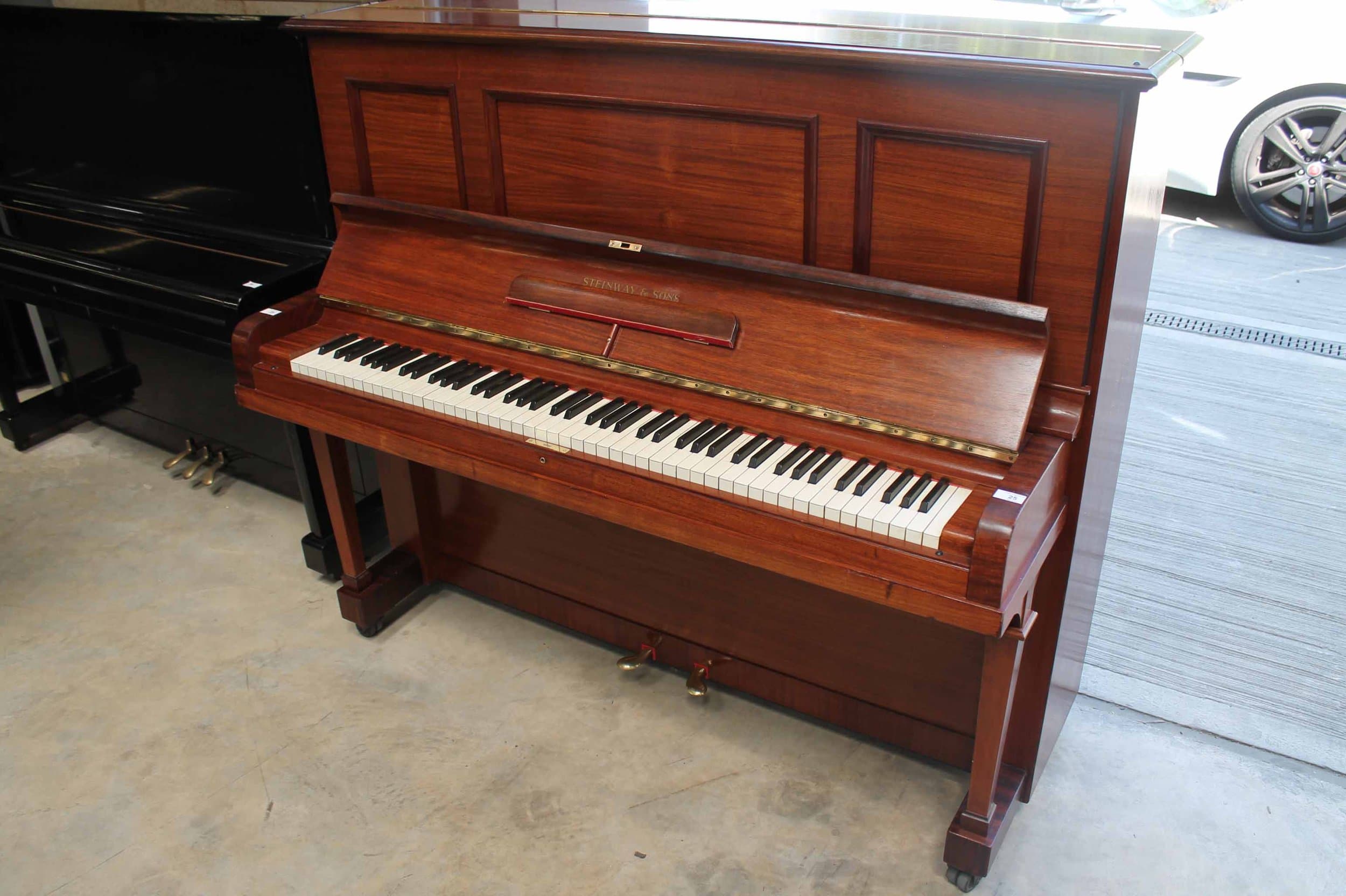 Steinway staande piano