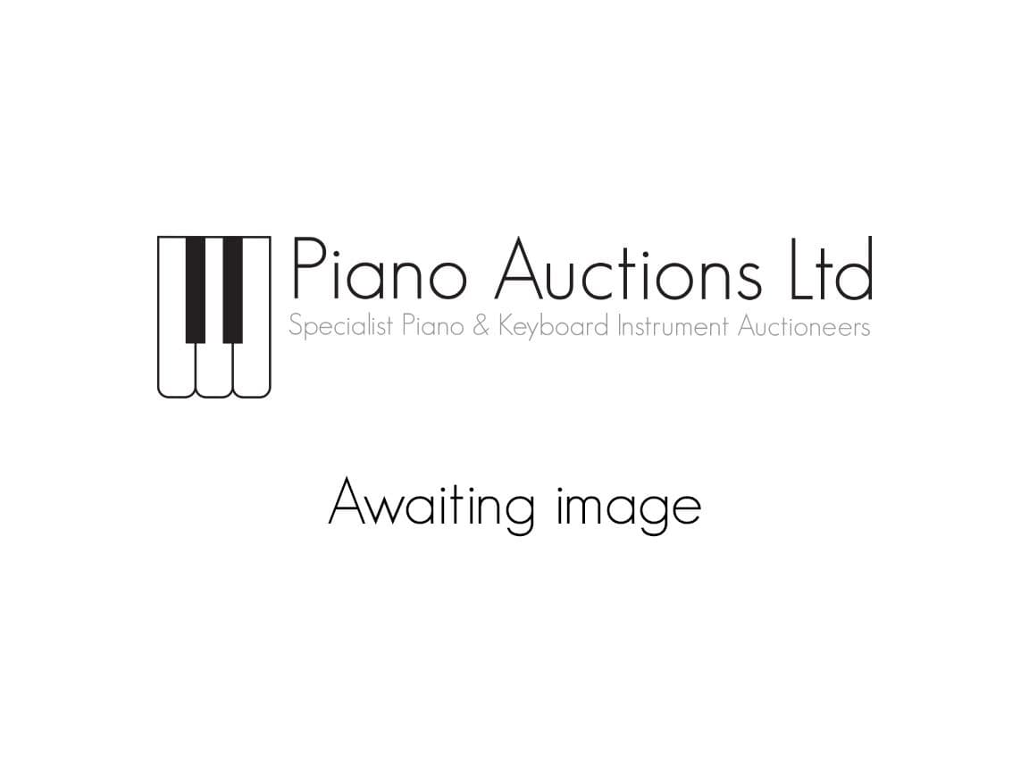 teruggetrokken staande piano