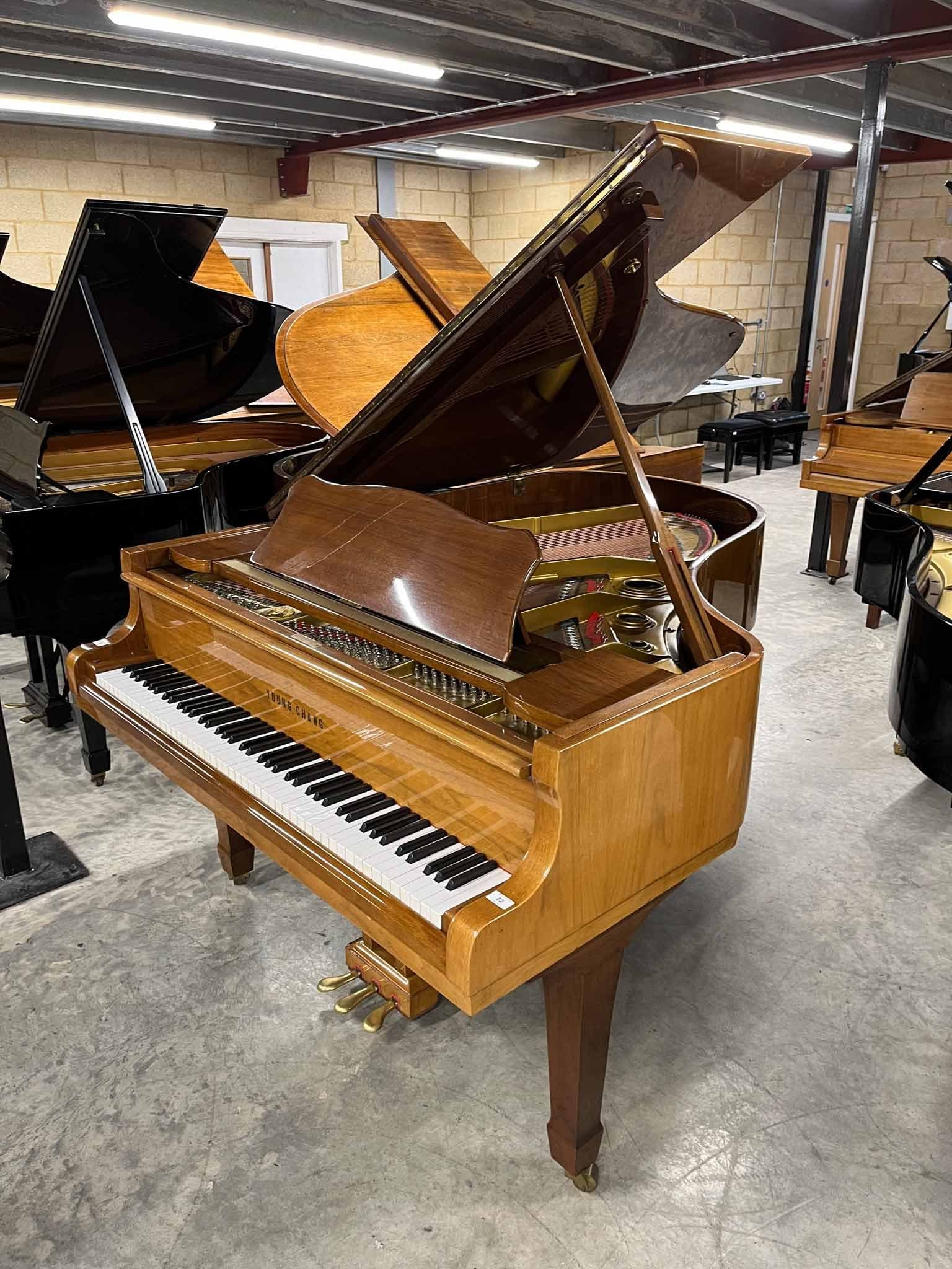 Jonge staande piano