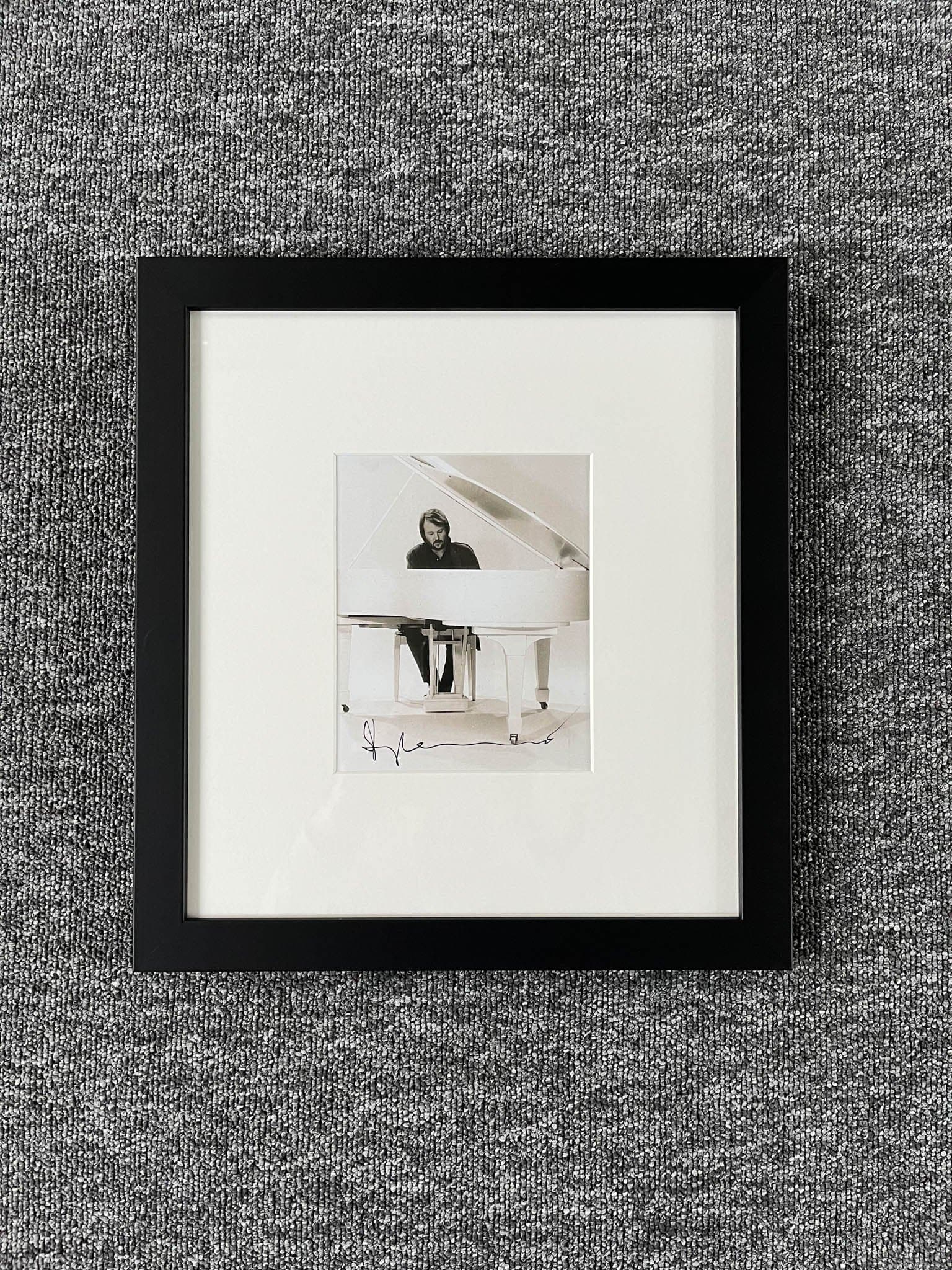 Benny staande piano