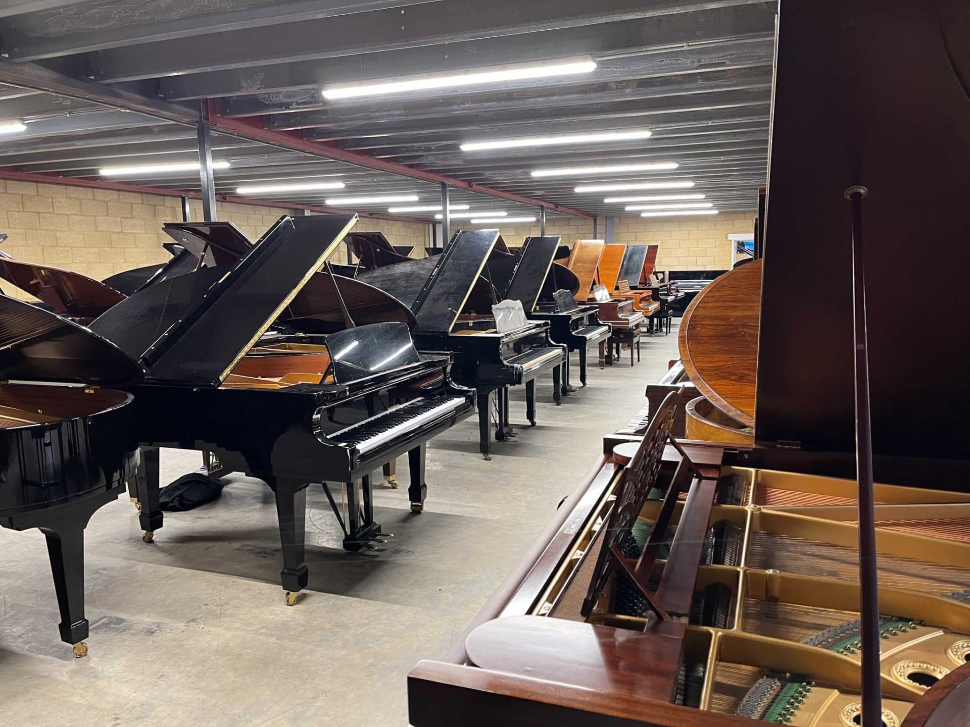 Een specialist die een formele taxatie van een piano opstelt