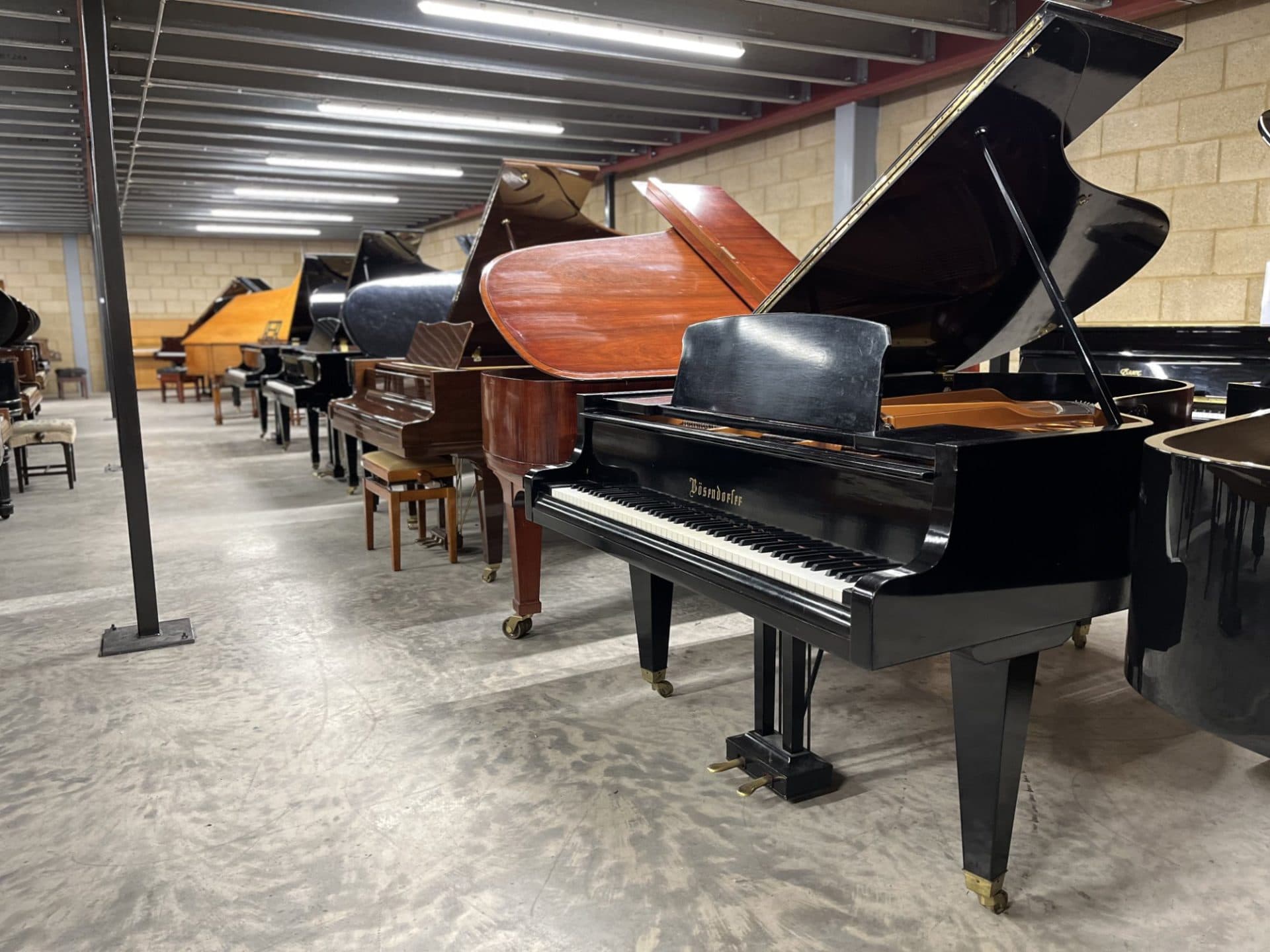 Pianospecialist aan het werk
