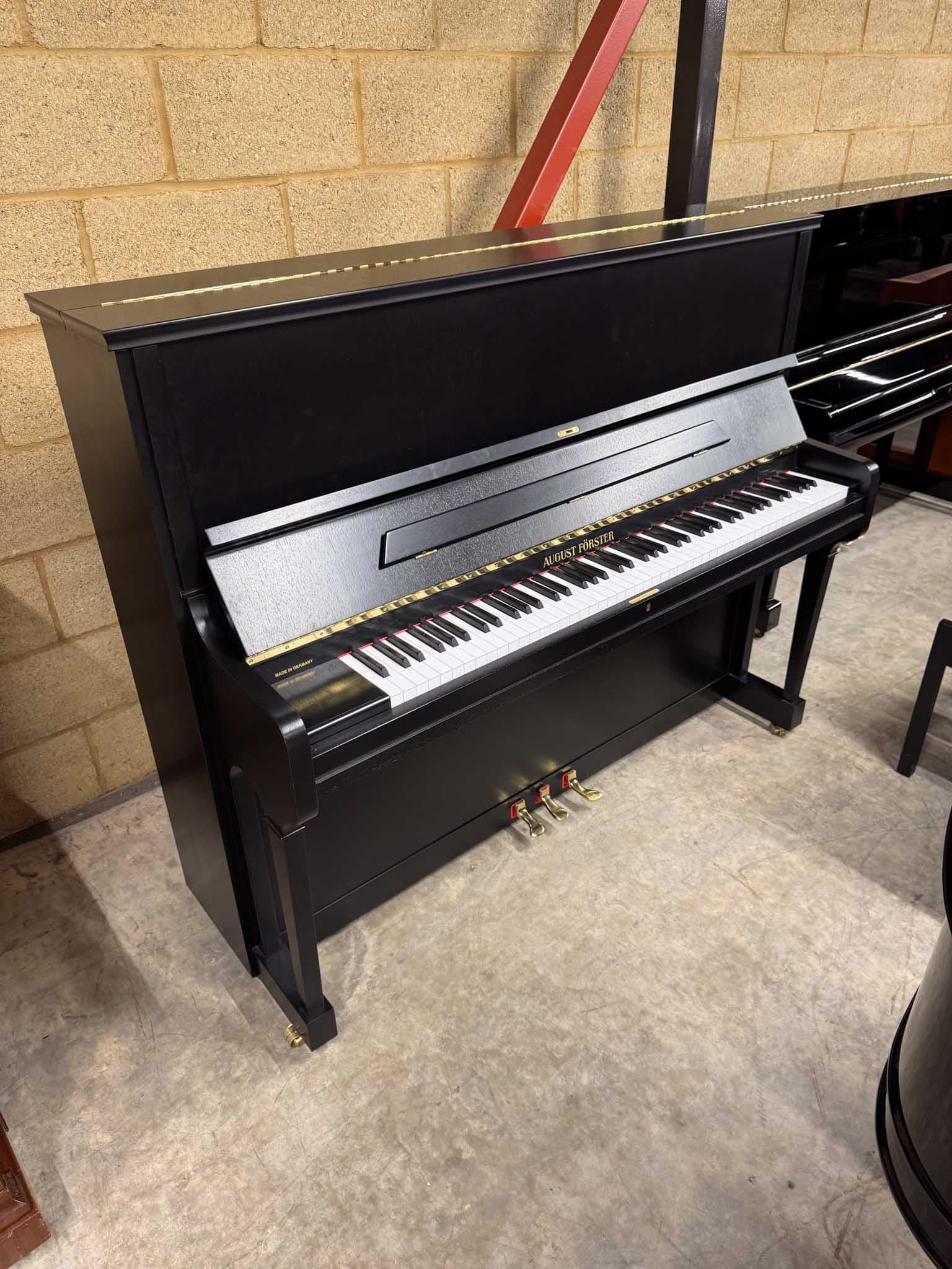 August Förster staande piano